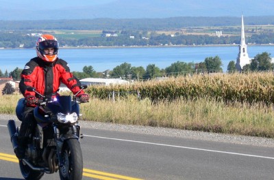 Le long du St-Laurent et de la mer en moto.